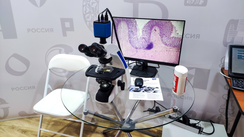 Станция микроскопических исследований на выставке Минздрава