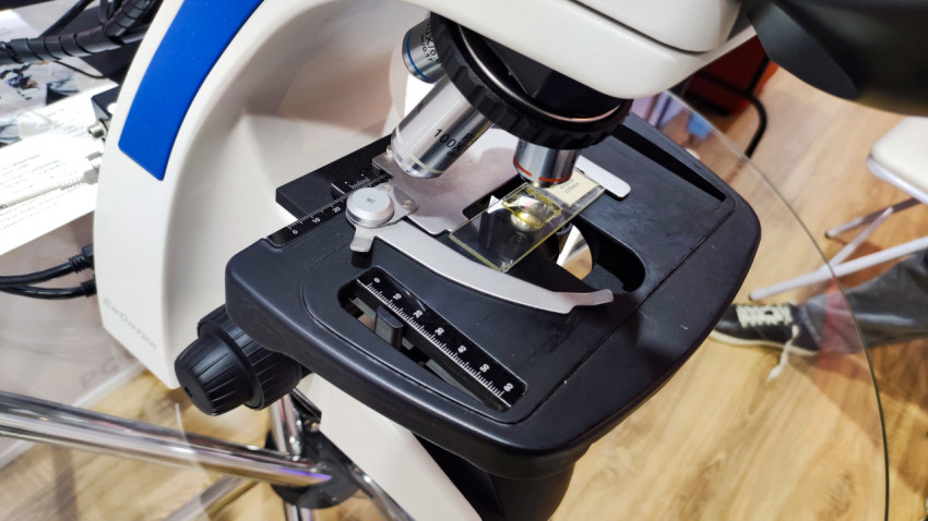 Предметный столик и линзы микроскопа вблизи