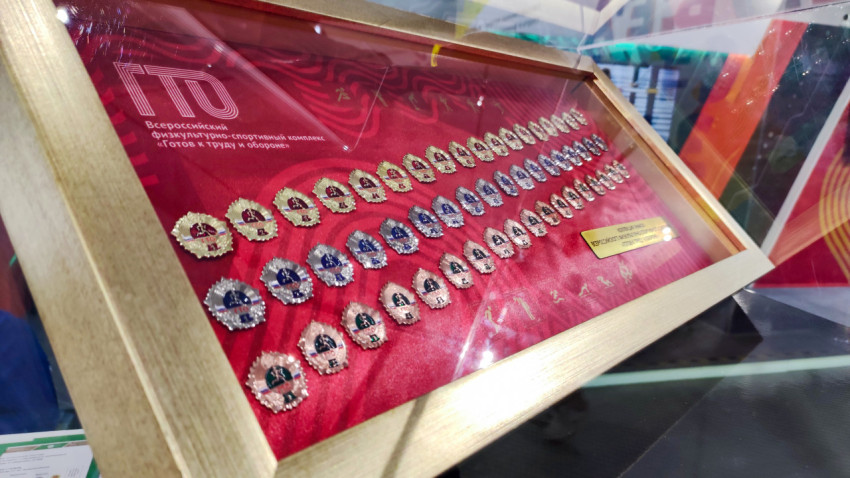 Коллекция знаков ГТО в экспозиции на выставке «Россия»