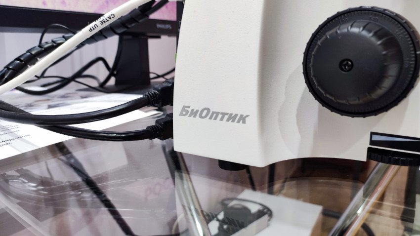 Боковая часть микроскопа с логотипом «БиОптик»