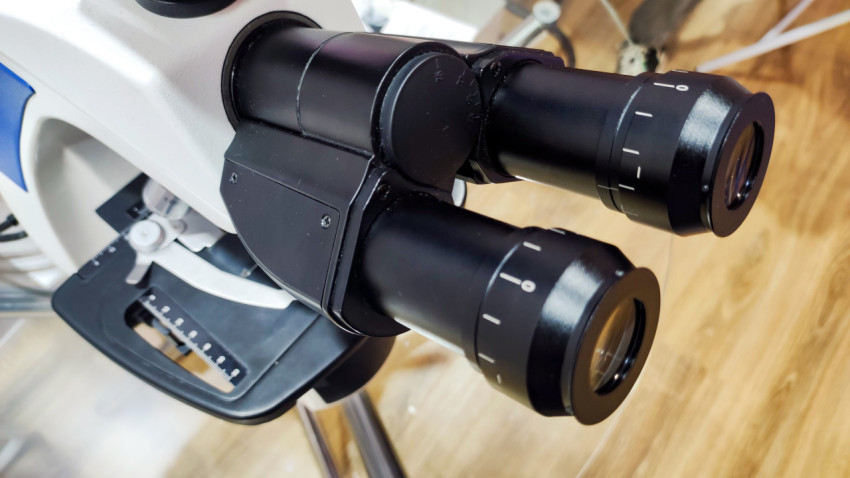 Бинокулярная насадка микроскопа на выставке