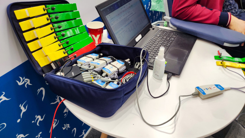 Комплект датчиков и ноутбук для анализа физиологических показателей