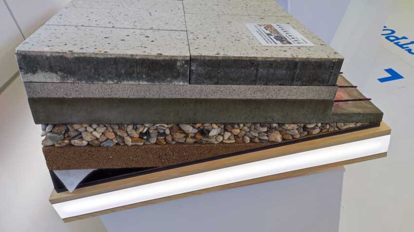 Боковой срез нагревательной системы тёплого тротуара на выставке «Россия»