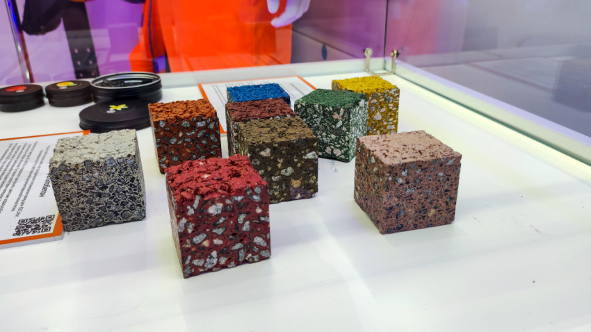 Коллекция цветных образцов асфальтобетона на выставке дорожных технологий
