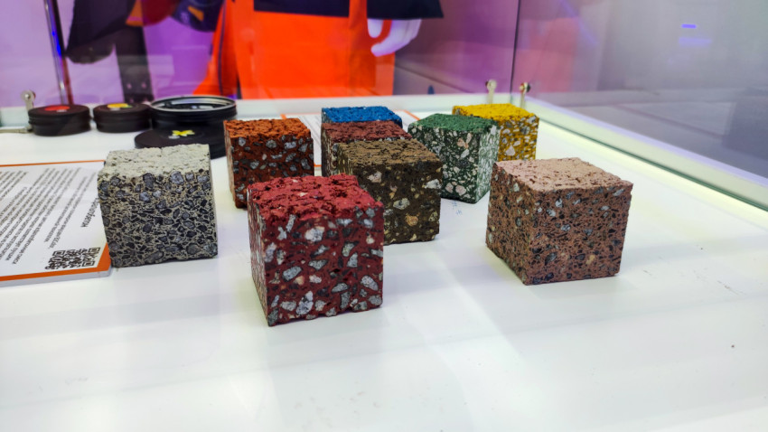 Разноцветные образцы асфальтобетона на демонстрационном стенде экспозиции «Транспорт России»
