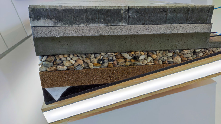 Срез слоёв конструкции тёплого тротуара в экспозиции «Строим будущее»