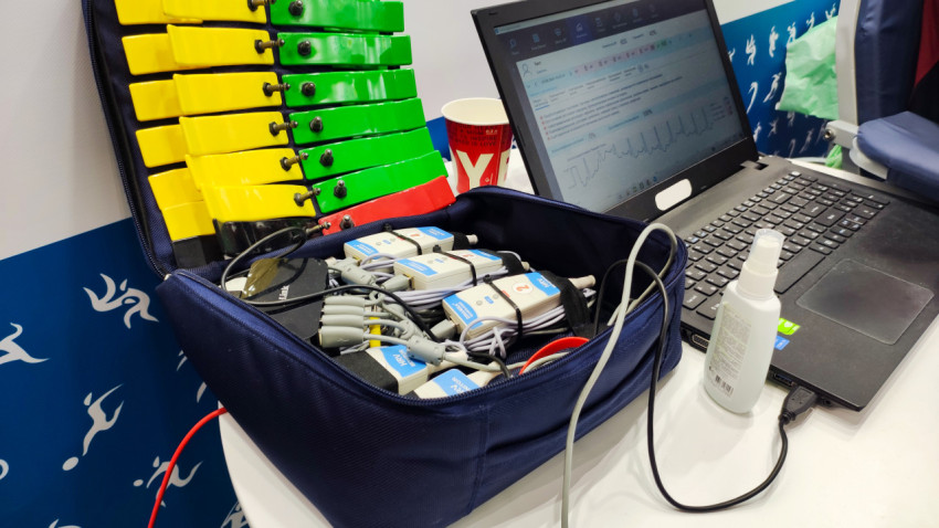 Медицинские датчики HRV и ноутбук с анализом ЭКГ