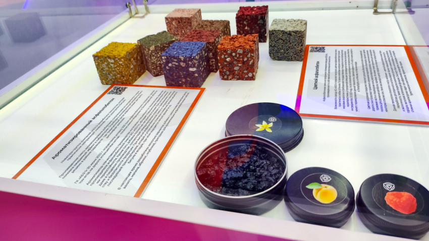 Витрина с образцами ароматизированного и цветного асфальтобетона на выставке