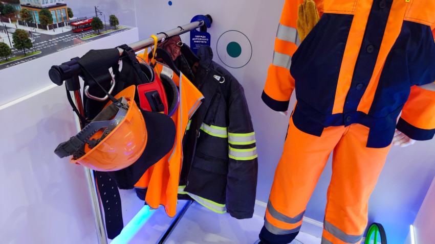 Экспозиция спецодежды и защитного оборудования дорожных рабочих