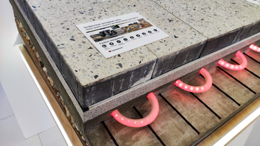 Верхний слой макета тёплого тротуара с инфотабличкой в экспозиции «Строим будущее»