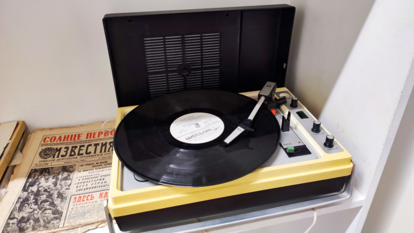 Виниловый проигрыватель и газета «Известия» в экспозиции