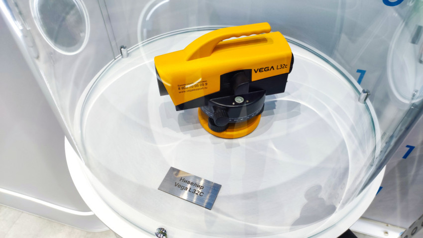 Нивелир Vega L32C в демонстрационной витрине экспозиции