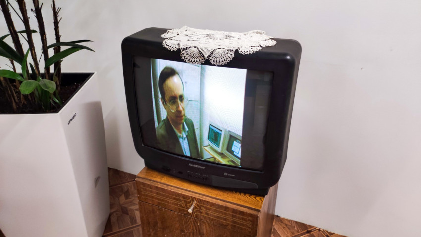 Ретро-телевизор GoldStar с видеокадром в офисной реконструкции