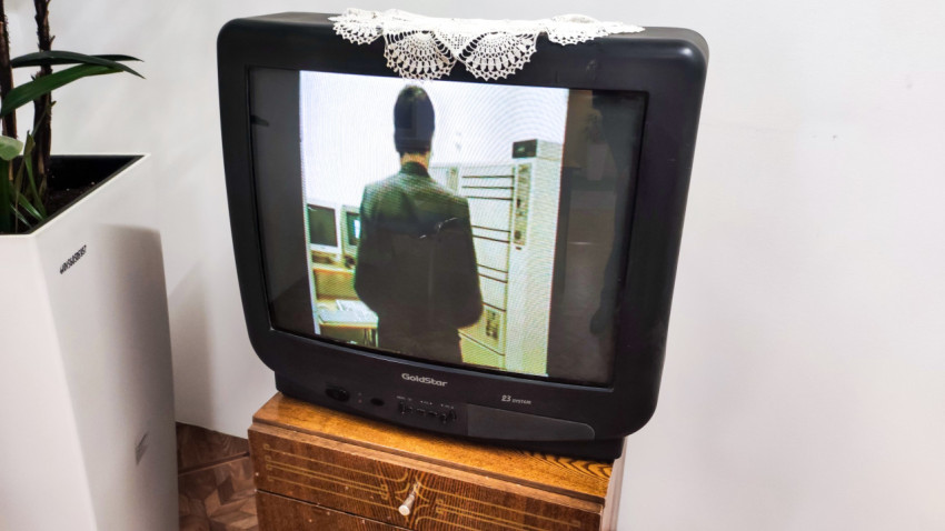 Телевизор GoldStar с видеозаписью на деревянной тумбе