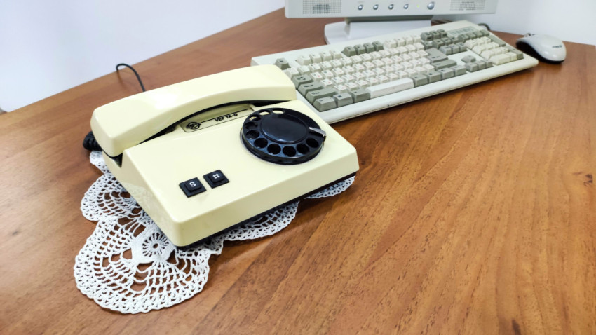 Дисковый телефон VEF TA-D и клавиатура ретро-компьютера
