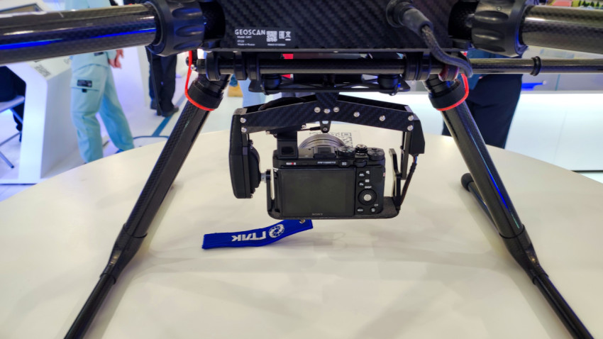 Подвес камеры грузовой беспилотной системы R-12 в павильоне №15 ВДНХ