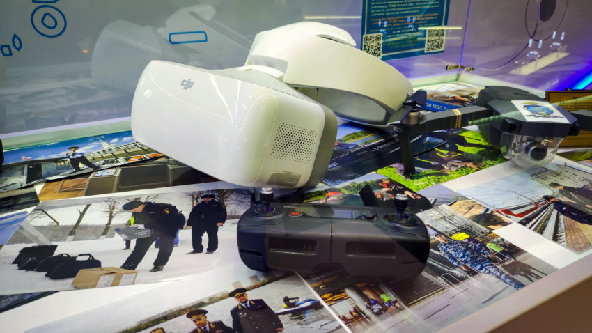 Очки DJI и квадрокоптер на демонстрационной витрине