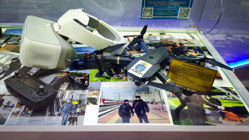 Квадрокоптер DJI Mavic Pro и пульт управления в витрине