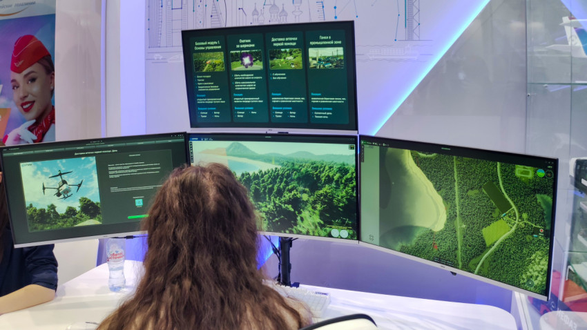 Пульт управления грузовой системой R-12 и симулятор полёта в павильоне №15 ВДНХ