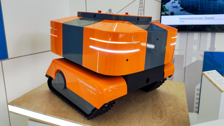 Беспилотный робот-дворник «Городовой» на демонстрационной платформе экспозиции