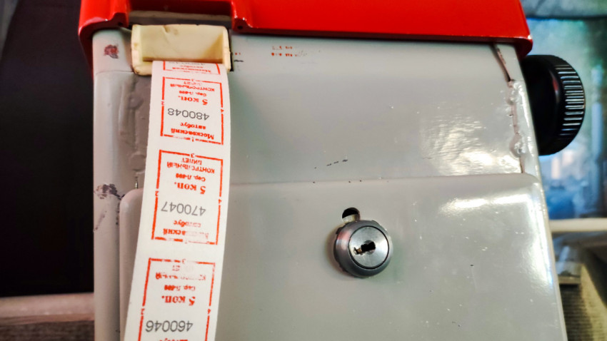 Лента транспортных талонов крупным планом в советском валидаторе