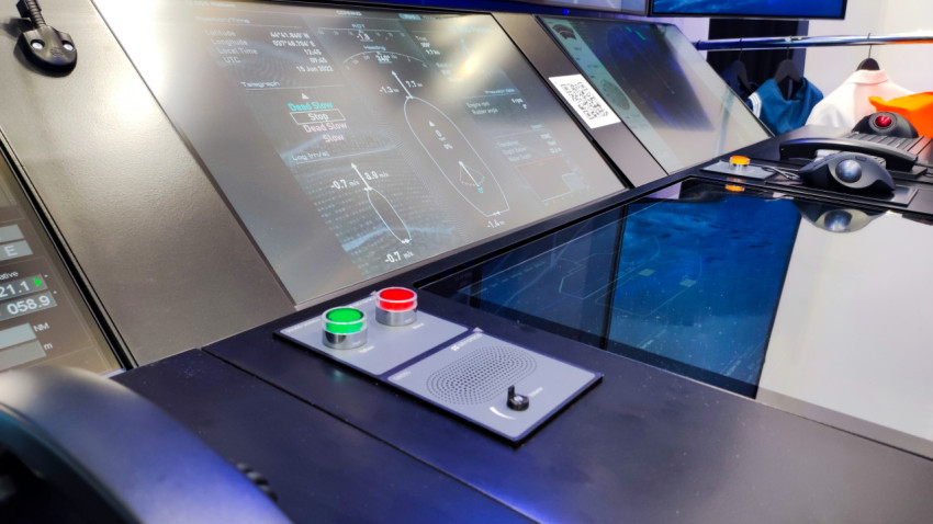 Сенсорные панели и навигационный интерфейс судового тренажёра