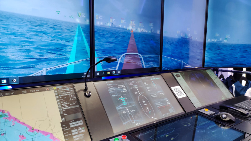 Интерфейс панорамного судового тренажёра с данными навигации