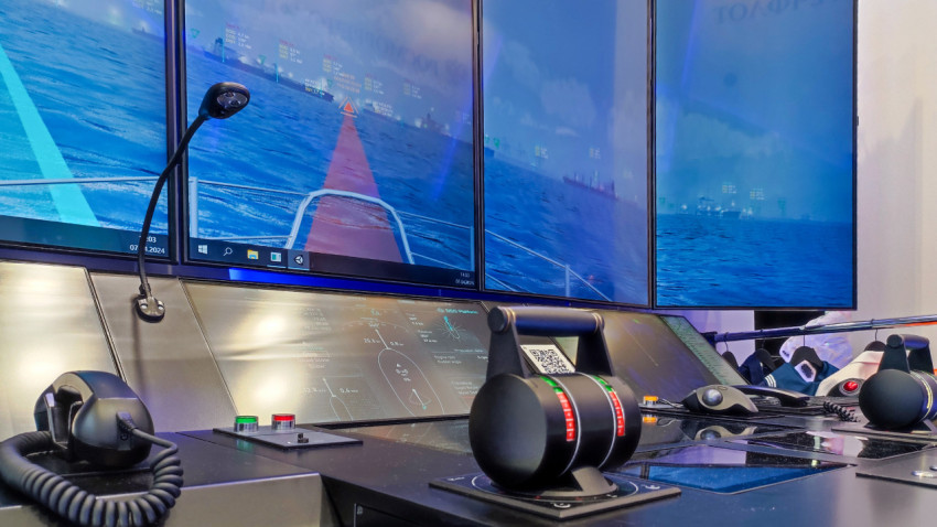 Рулевые контроллеры и навигационные панели морского тренажёра