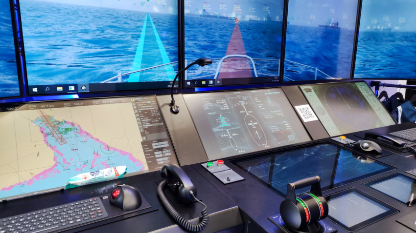 Пульт управления морским тренажёром с навигационной ЭКНИС