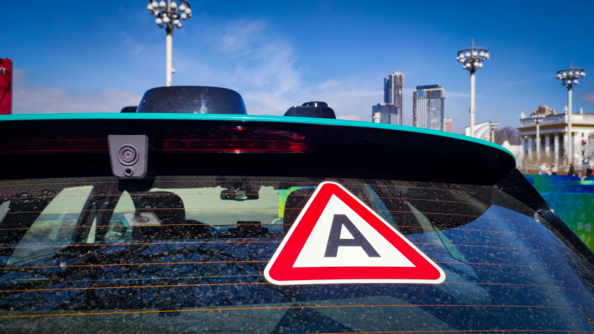 Камера заднего вида и знак автономного транспорта на беспилотном автомобиле SberAutotech