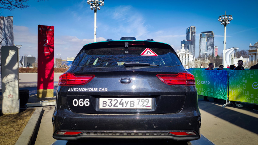 Задний вид беспилотного автомобиля SberAutotech на площадке выставки в ВДНХ