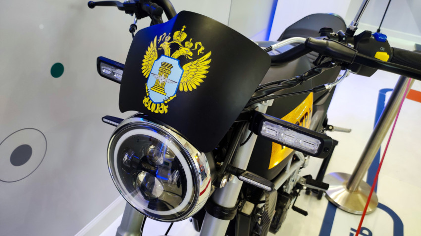 Передняя часть служебного мотоцикла Ространснадзора с ведомственным гербом