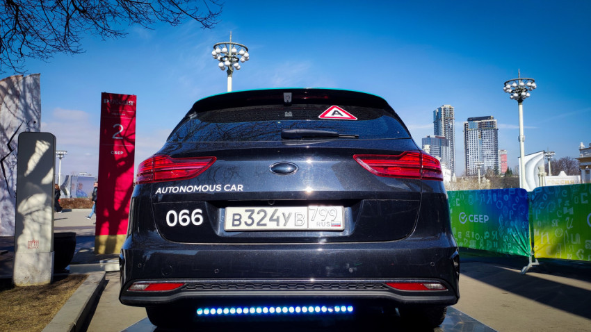 Демонстрационная платформа с беспилотным автомобилем SberAutotech на выставке «Россия»