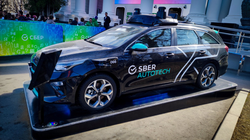 Беспилотный легковой автомобиль Сберавтотех на выставке ВДНХ