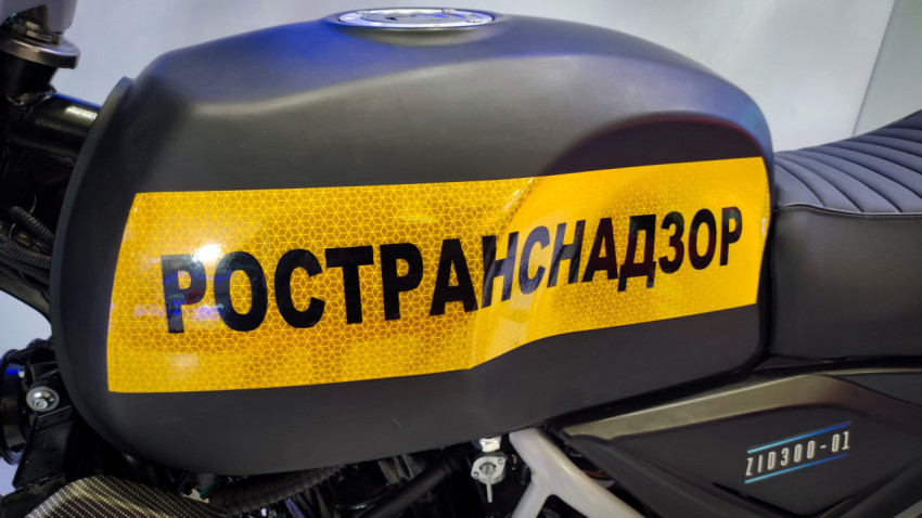 Бак служебного мотоцикла Ространснадзора с отражающей маркировкой