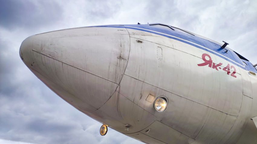 Крупный план носовой части самолёта Як-42 на выставке «Россия»