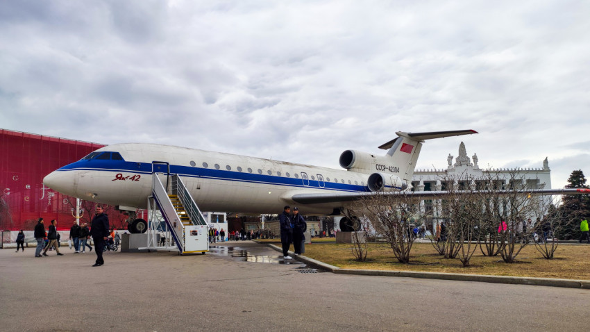 Пассажирский самолет Як-42 на площадке ВДНХ в период выставки «Россия»