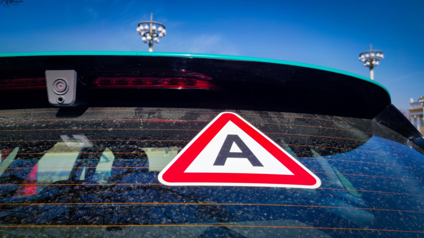 Заднее стекло автономного автомобиля SberAutotech с маркировкой и камерой на выставке ВДНХ