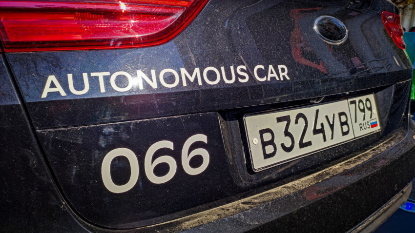 Маркировка автономного автомобиля SberAutotech и номер 066 на задней части кузова