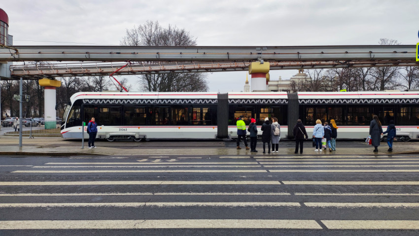 Современный трамвай у пересечения дорог рядом с ВДНХ