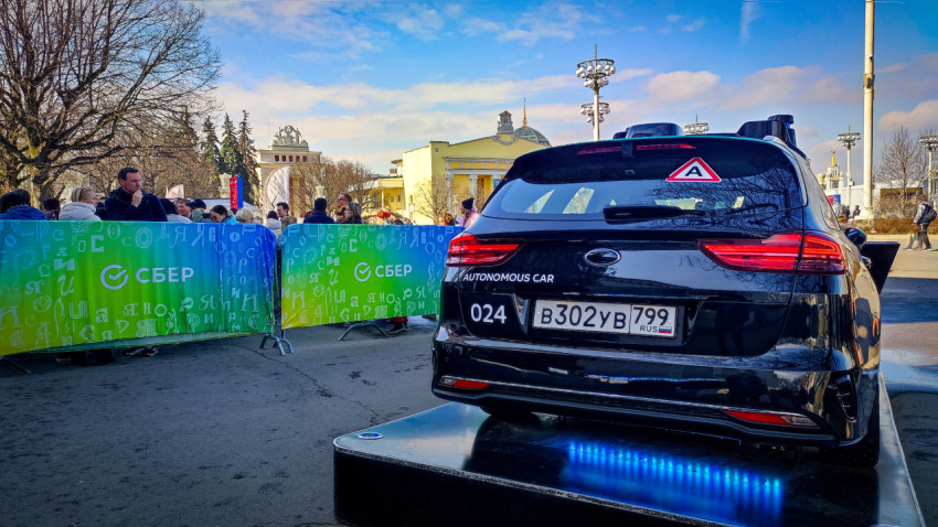 Задний вид автономного автомобиля SberAutotech с номером 024 на выставке в ВДНХ