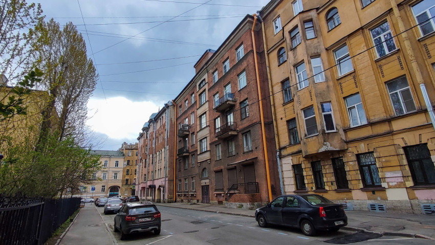 Жилая улица Санкт-Петербурга с историческими домами и припаркованными автомобилями