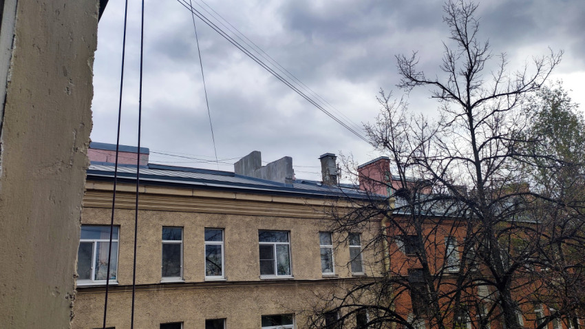 Крыши жилых домов Санкт-Петербурга на фоне пасмурного неба
