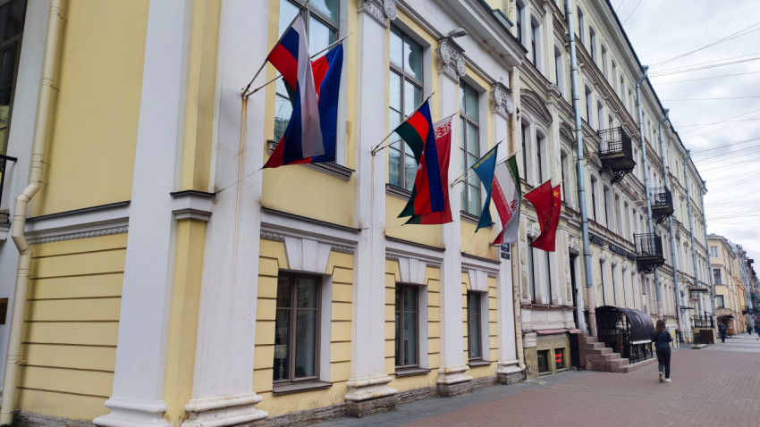 Здание гостиницы Эрмитаж на улице Правды с рядом государственных флагов