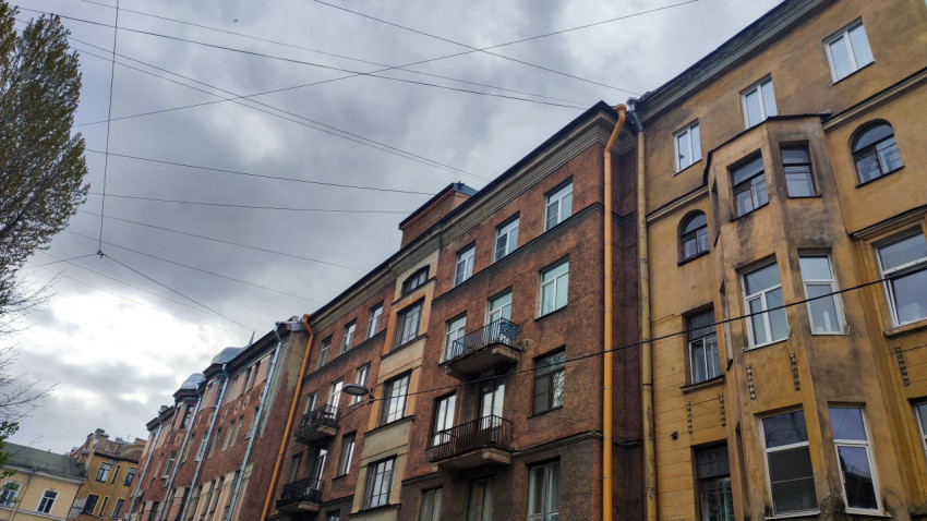 Фасады домов и сеть проводов на улице Санкт-Петербурга