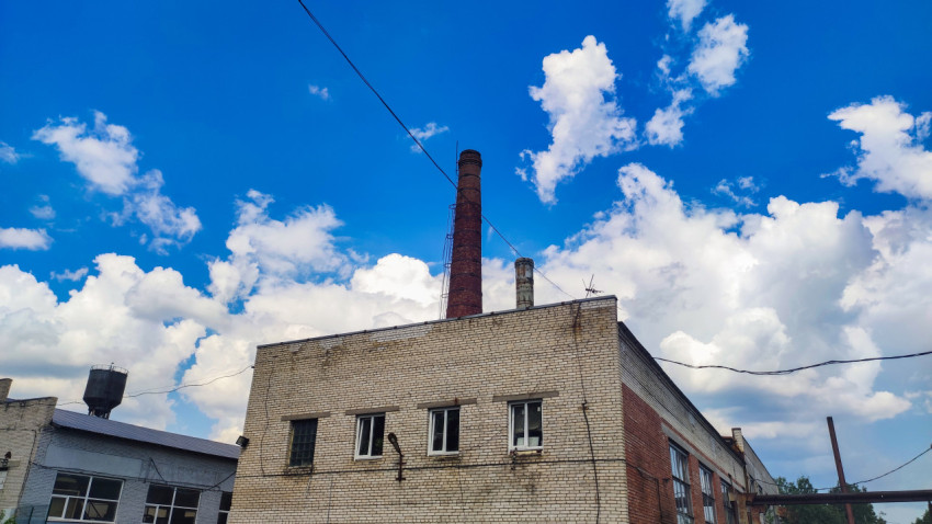 Кирпичное промышленное здание с дымовой трубой