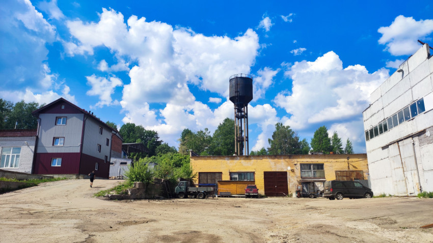 Производственная территория с водонапорной башней и складскими постройками