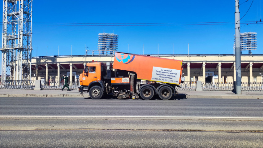 Подметально-уборочная машина на фоне стадиона «Петровский» в Санкт-Петербурге