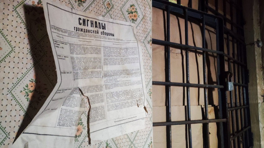 Инструкция по сигналам гражданской обороны на стене в помещении