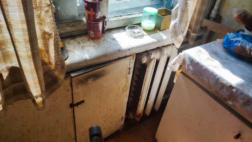 Кухонный подоконник с батареей и металлическими банками